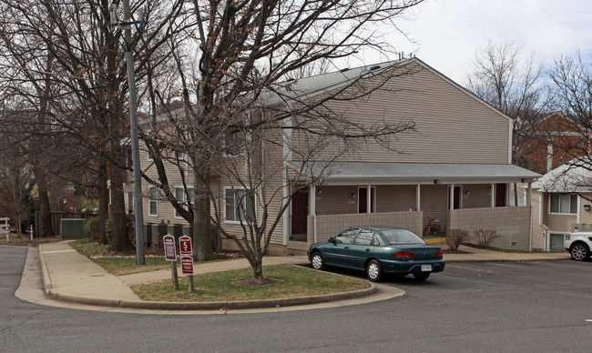 Tysons Landing Apartments in McLean, VA - Building Photo - Building Photo