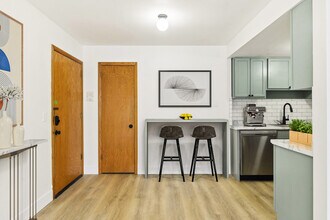 Karmel Apartments in Minneapolis, MN - Foto de edificio - Building Photo