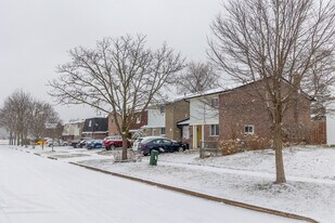 46 Ardgowan Cres in Toronto, ON - Building Photo