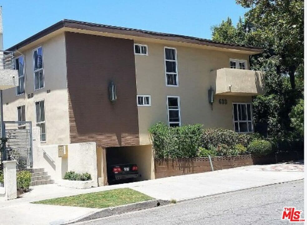 633 N Sweetzer Ave in West Hollywood, CA - Building Photo