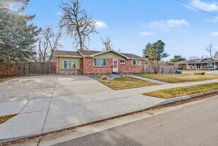 8624 W Florida Ave in Lakewood, CO - Building Photo