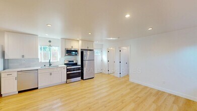 645 Seal St in Costa Mesa, CA - Building Photo - Building Photo
