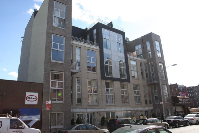 12-18 Meserole St in Brooklyn, NY - Foto de edificio - Building Photo