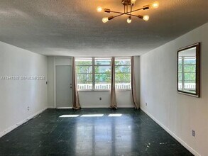 2016 Bay Dr, Unit 405 in Miami Beach, FL - Foto de edificio - Building Photo