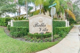 105 Vía Aurelia in Royal Palm Beach, FL - Building Photo - Building Photo