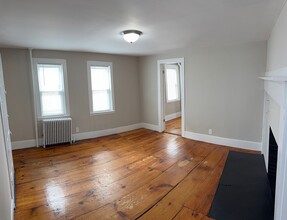 15 Swamscott St, Unit #2 in Newfields, NH - Foto de edificio - Building Photo