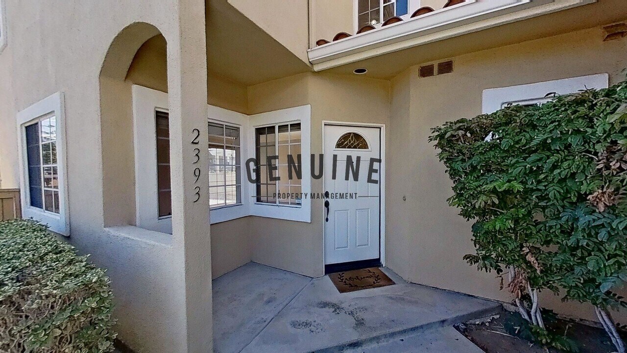 2393 Paseo Circulo in Tustin, CA - Building Photo
