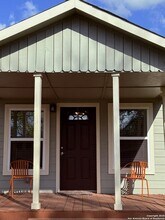 1310 S 4th St in Floresville, TX - Building Photo - Building Photo