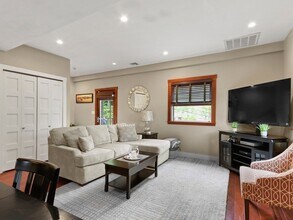 28 Oakland St in Newton, MA - Foto de edificio - Building Photo