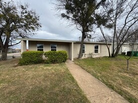 207 Laurel Ln in McGregor, TX - Building Photo