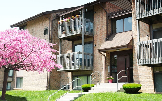 The Greens Apartments and Townhomes in Essex, MD - Foto de edificio - Building Photo