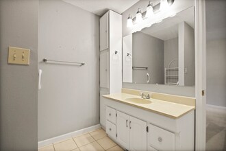 711 E Brick St in Centralia, MO - Foto de edificio - Building Photo