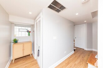 1545 W Addison St, Unit 2 in Chicago, IL - Building Photo - Building Photo
