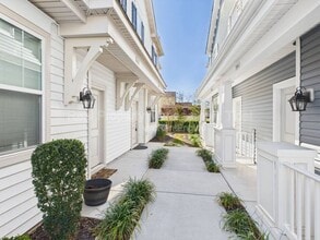 5062 Hawkins Ml Wy in Virginia Beach, VA - Building Photo - Building Photo