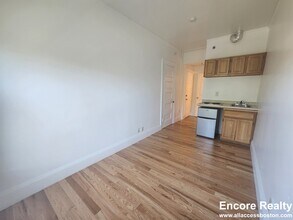 1061 Beacon St, Unit 6 in Brookline, MA - Building Photo - Building Photo