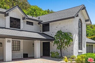 1060 Chantilly Rd in Los Angeles, CA - Building Photo - Building Photo