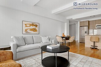 210 W 70th St in New York, NY - Foto de edificio - Building Photo
