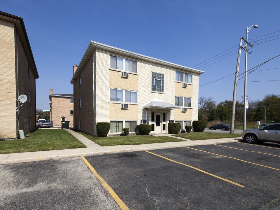 Janik Schiller Park Apartments in Schiller Park, IL - Building Photo