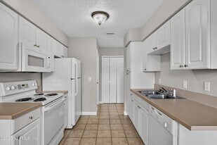 1800 Park Ave in Orange Park, FL - Building Photo