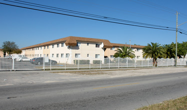 Coral Gardens in Homestead, FL - Foto de edificio - Building Photo