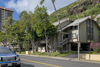 The Moorings in Honolulu, HI - Building Photo - Building Photo