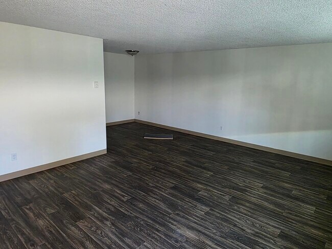 256 Powell St E, Unit 256-2 in Monmouth, OR - Foto de edificio - Building Photo