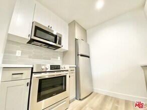 6350 Willoughby Ave-Unit -5A in Los Angeles, CA - Foto de edificio - Building Photo