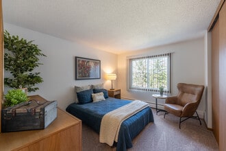 Surrey Gardens Apartments in Eagan, MN - Foto de edificio - Interior Photo