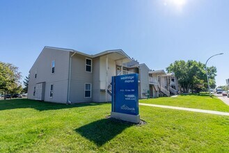 Westridge Manor in Edmonton, AB - Building Photo - Building Photo