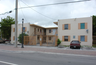 3395 Grand Ave in Miami, FL - Building Photo - Building Photo