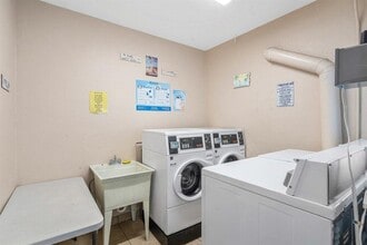 2455 NE 51st St, Unit E102 in Fort Lauderdale, FL - Building Photo - Building Photo