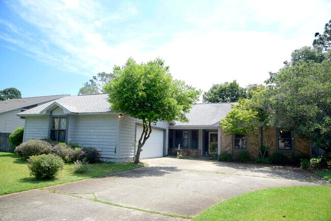 1129 Troon Dr E in Niceville, FL - Building Photo - Building Photo
