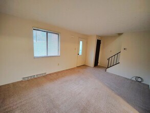 1529 Dunluce Dr in Pittsburgh, PA - Foto de edificio - Building Photo