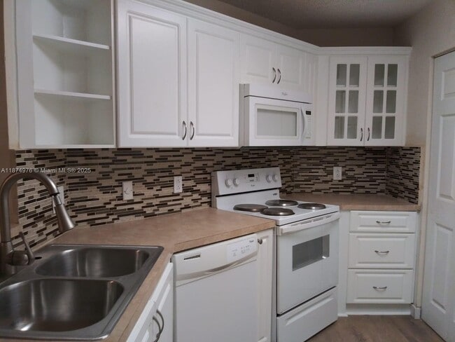 6296 NW 186th St in Hialeah, FL - Building Photo - Building Photo