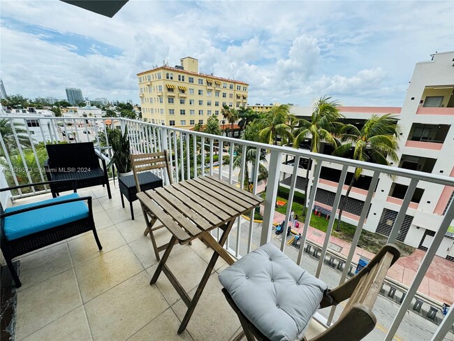 1225 Collins Ave, Unit 505 in Miami Beach, FL - Building Photo - Building Photo