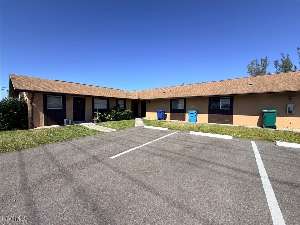 829 Gleason Pkwy in Cape Coral, FL - Building Photo