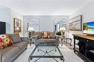 3000 Gulf Shore Blvd N in Naples, FL - Foto de edificio - Building Photo