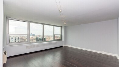 1255 N Sandburg Terrace, Unit 1907E in Chicago, IL - Building Photo - Building Photo