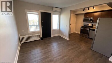 4 1/2 Ottawa St N in Hamilton, ON - Building Photo - Building Photo