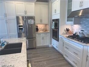 16390 Viansa Wy in Naples, FL - Foto de edificio - Building Photo