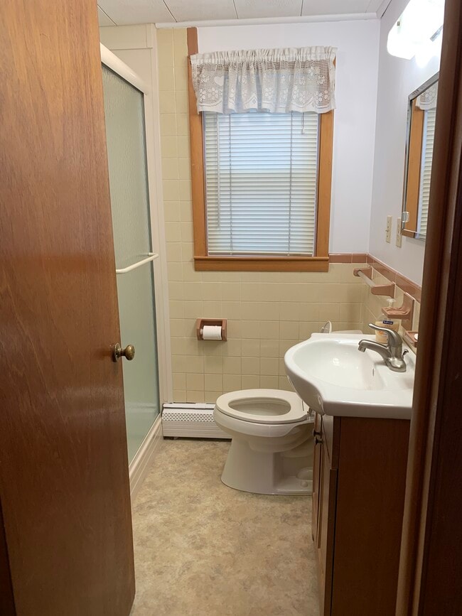 131 Shaker Rd in Enfield, CT - Foto de edificio - Building Photo