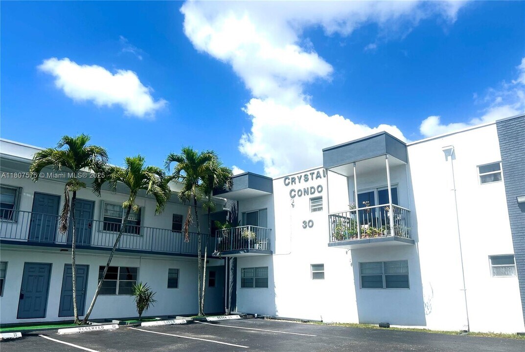 30 SE 4th Ave in Hallandale Beach, FL - Building Photo