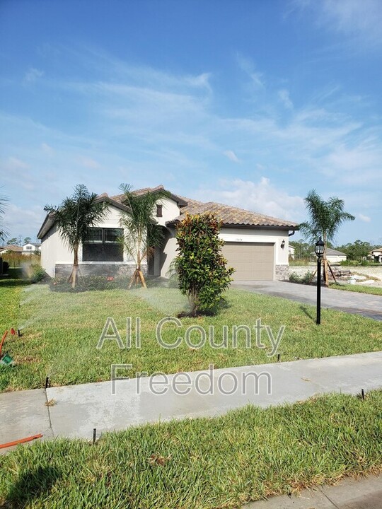 19874 Beverly Park Rd in Estero, FL - Building Photo