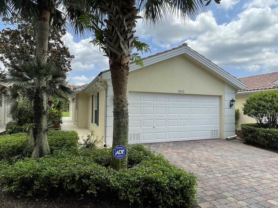 8170 St Johns Ct in Wellington, FL - Building Photo