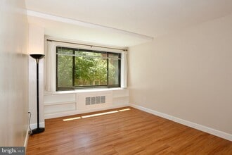 1021 Arlington Blvd, Unit 333 in Arlington, VA - Building Photo - Building Photo