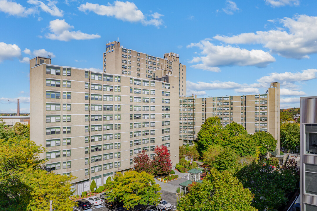 River Place Towers in Lowell, MA - Foto de edificio