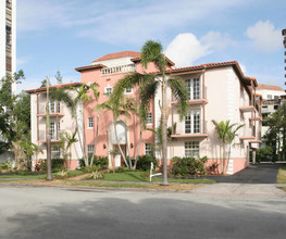 29 Santillane Ave in Coral Gables, FL - Foto de edificio - Building Photo