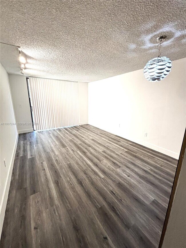 14321 N Kendall Dr in Miami, FL - Building Photo - Building Photo