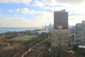 3100 N Lake Shore Dr, Unit 1302 in Chicago, IL - Building Photo - Building Photo