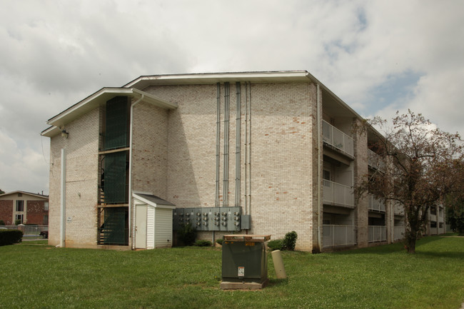 New Circle Apartments in Lexington, KY - Foto de edificio - Building Photo